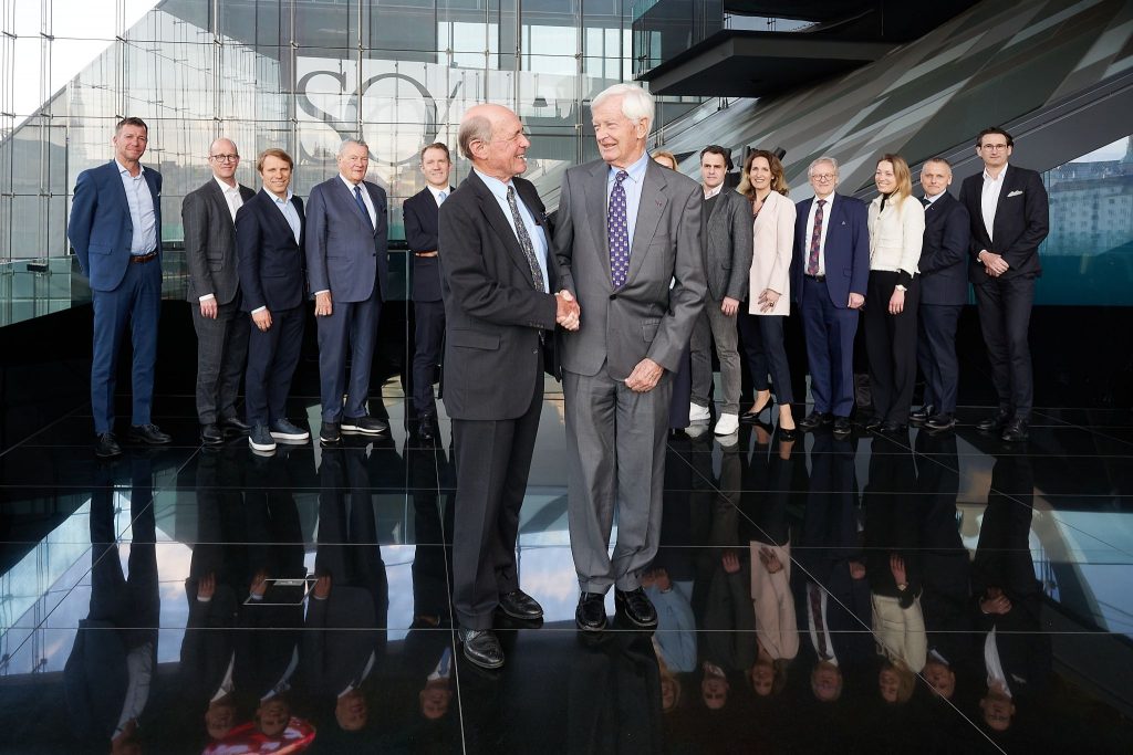 Freunschaftliche Amtsübergabe: Dipl-Ing- Alain de Krassny übergab Dr. Christian Dorda im Beisein des Vorstands der CCFA und Mitgliedern der CCFA die Präsidentschaft. © Sabine Klimpt