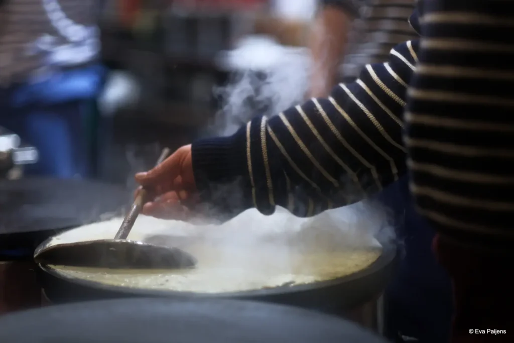 Punschabend mit der Cr&ecirc;perie Mobile @ Weihnachtsmarkt am Karlsplatz (10.12.2025) &ndash; Foto 1