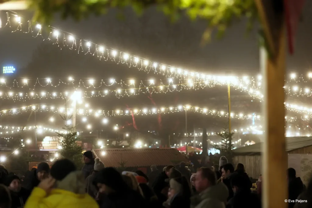 Punschabend mit der Cr&ecirc;perie Mobile @ Weihnachtsmarkt am Karlsplatz (10.12.2025) &ndash; Foto 2