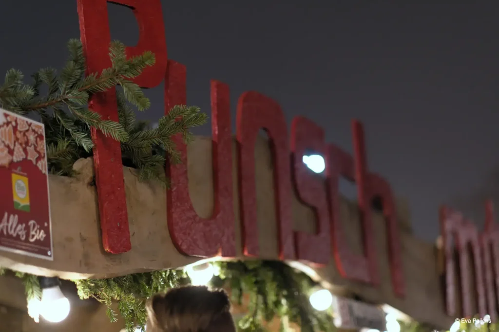 Punschabend mit der Cr&ecirc;perie Mobile @ Weihnachtsmarkt am Karlsplatz (10.12.2025) &ndash; Foto 3