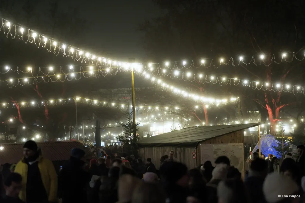 Punschabend mit der Cr&ecirc;perie Mobile @ Weihnachtsmarkt am Karlsplatz (10.12.2025) &ndash; Foto 5