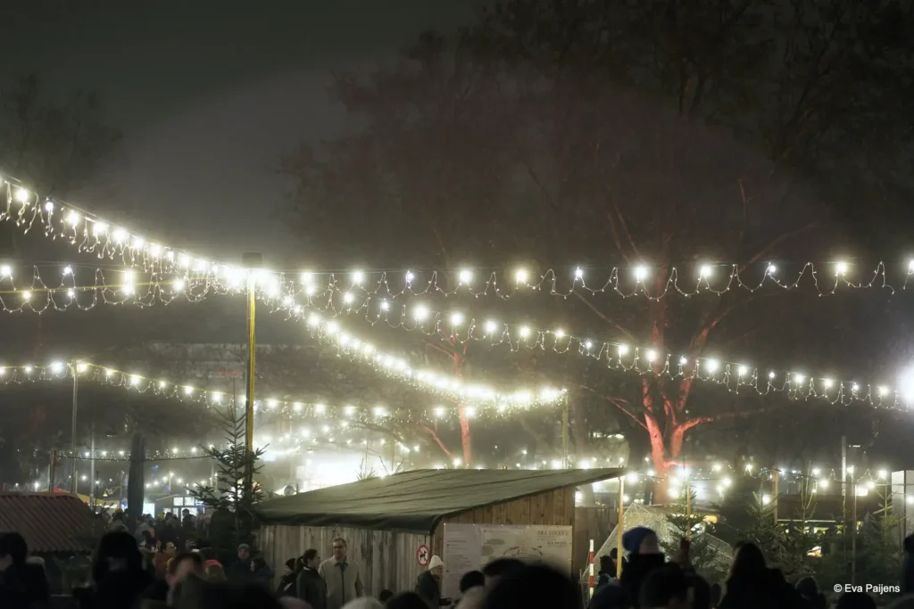 Punschabend mit der Cr&ecirc;perie Mobile @ Weihnachtsmarkt am Karlsplatz (10.12.2025) &ndash; Foto 6