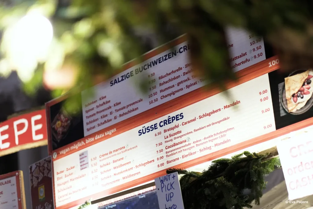 Punschabend mit der Cr&ecirc;perie Mobile @ Weihnachtsmarkt am Karlsplatz (10.12.2025) &ndash; Foto 7