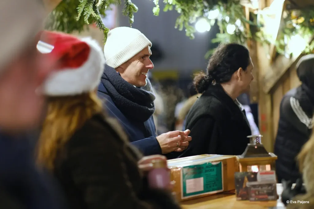 Punschabend mit der Cr&ecirc;perie Mobile @ Weihnachtsmarkt am Karlsplatz (10.12.2025) &ndash; Foto 11