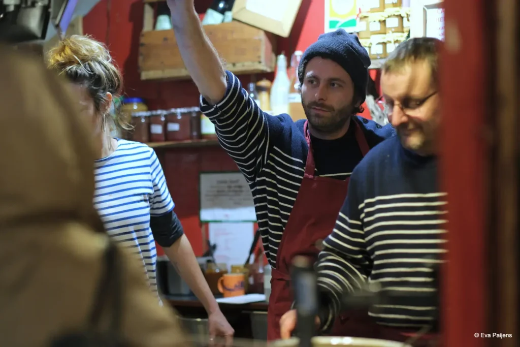 Punschabend mit der Cr&ecirc;perie Mobile @ Weihnachtsmarkt am Karlsplatz (10.12.2025) &ndash; Foto 17
