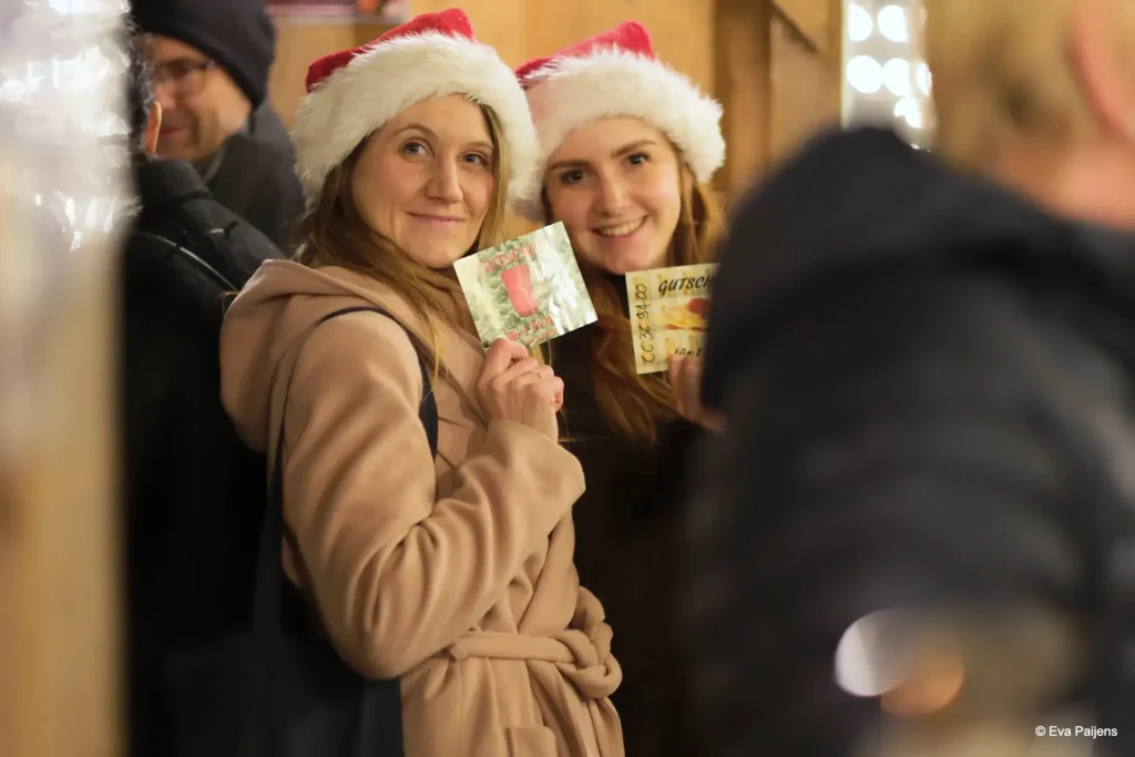Punschabend mit der Cr&ecirc;perie Mobile @ Weihnachtsmarkt am Karlsplatz (10.12.2025) &ndash; Foto 21
