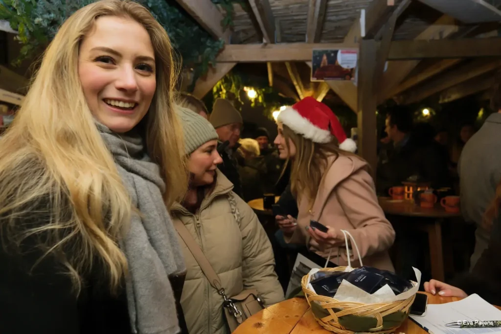 Punschabend mit der Cr&ecirc;perie Mobile @ Weihnachtsmarkt am Karlsplatz (10.12.2025) &ndash; Foto 23