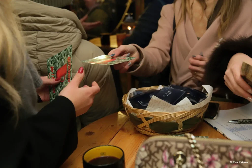 Punschabend mit der Cr&ecirc;perie Mobile @ Weihnachtsmarkt am Karlsplatz (10.12.2025) &ndash; Foto 24
