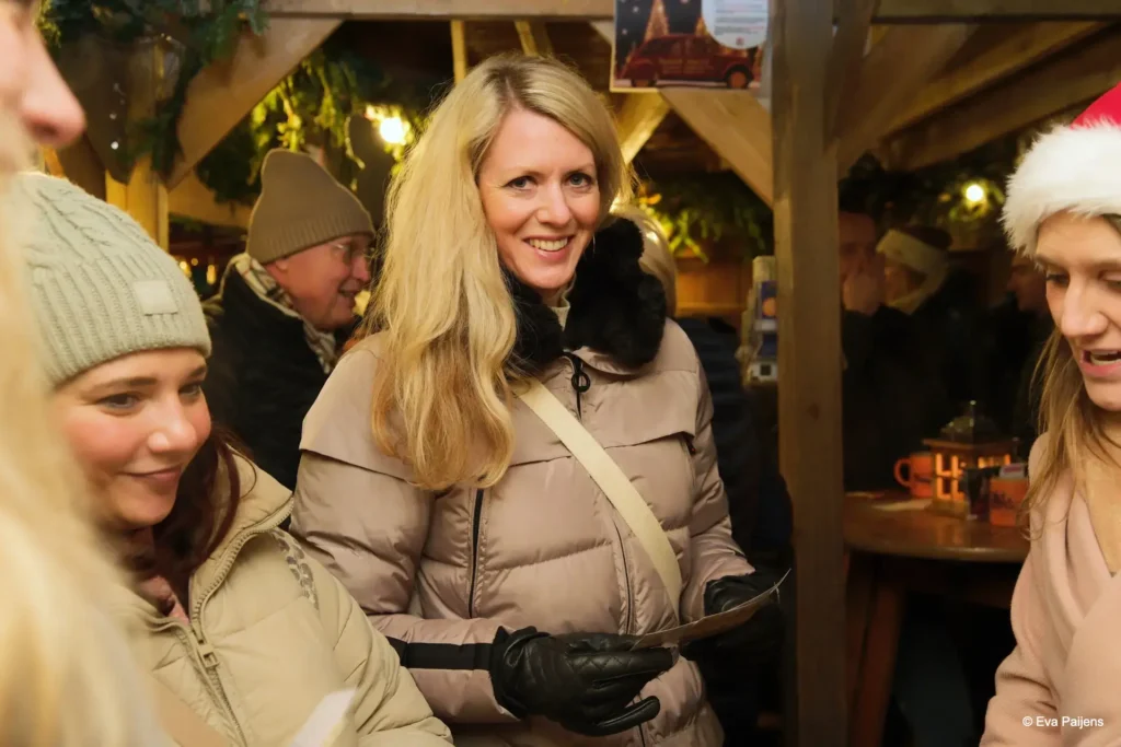 Punschabend mit der Cr&ecirc;perie Mobile @ Weihnachtsmarkt am Karlsplatz (10.12.2025) &ndash; Foto 25