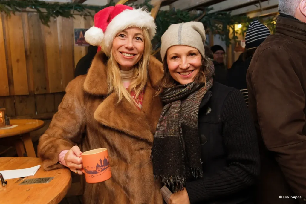 Punschabend mit der Cr&ecirc;perie Mobile @ Weihnachtsmarkt am Karlsplatz (10.12.2025) &ndash; Foto 27