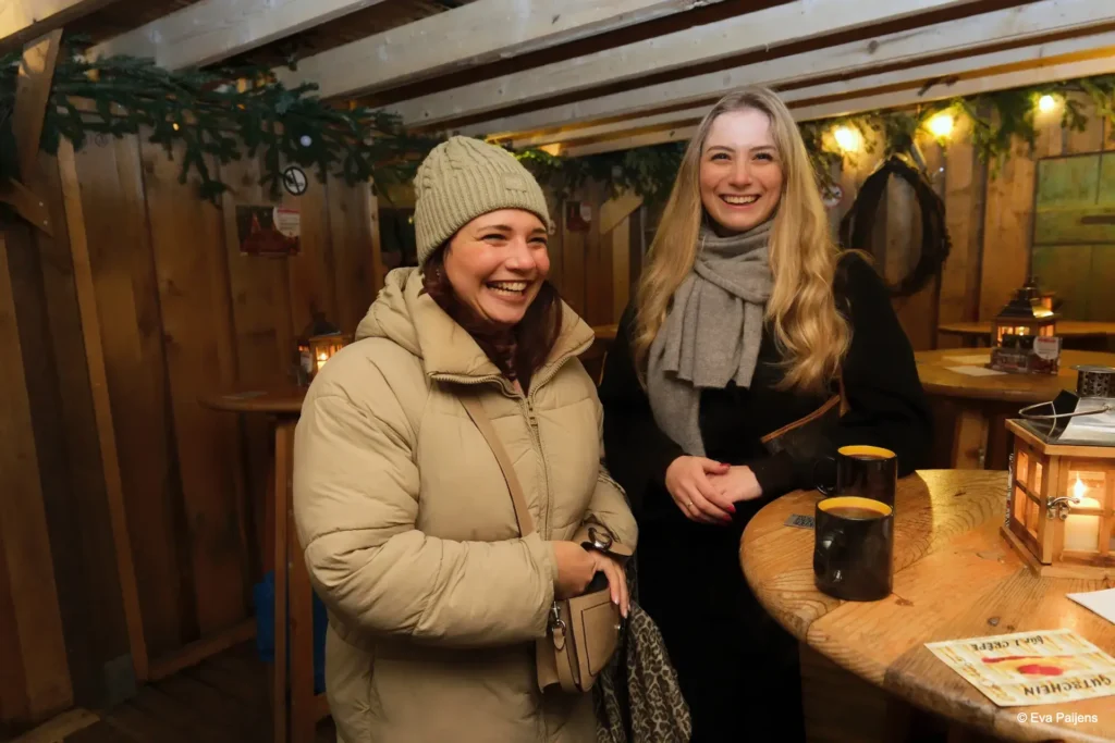 Punschabend mit der Cr&ecirc;perie Mobile @ Weihnachtsmarkt am Karlsplatz (10.12.2025) &ndash; Foto 28