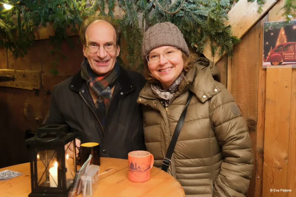 Punschabend mit der Cr&ecirc;perie Mobile @ Weihnachtsmarkt am Karlsplatz (10.12.2025) &ndash; Foto 29
