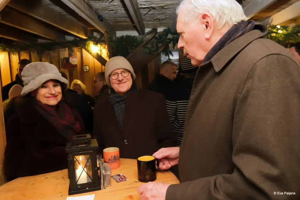 Punschabend mit der Cr&ecirc;perie Mobile @ Weihnachtsmarkt am Karlsplatz (10.12.2025) &ndash; Foto 30