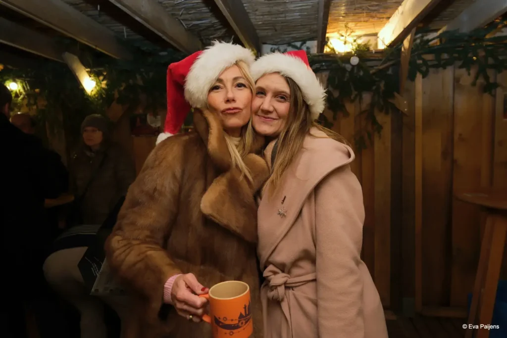 Punschabend mit der Cr&ecirc;perie Mobile @ Weihnachtsmarkt am Karlsplatz (10.12.2025) &ndash; Foto 35