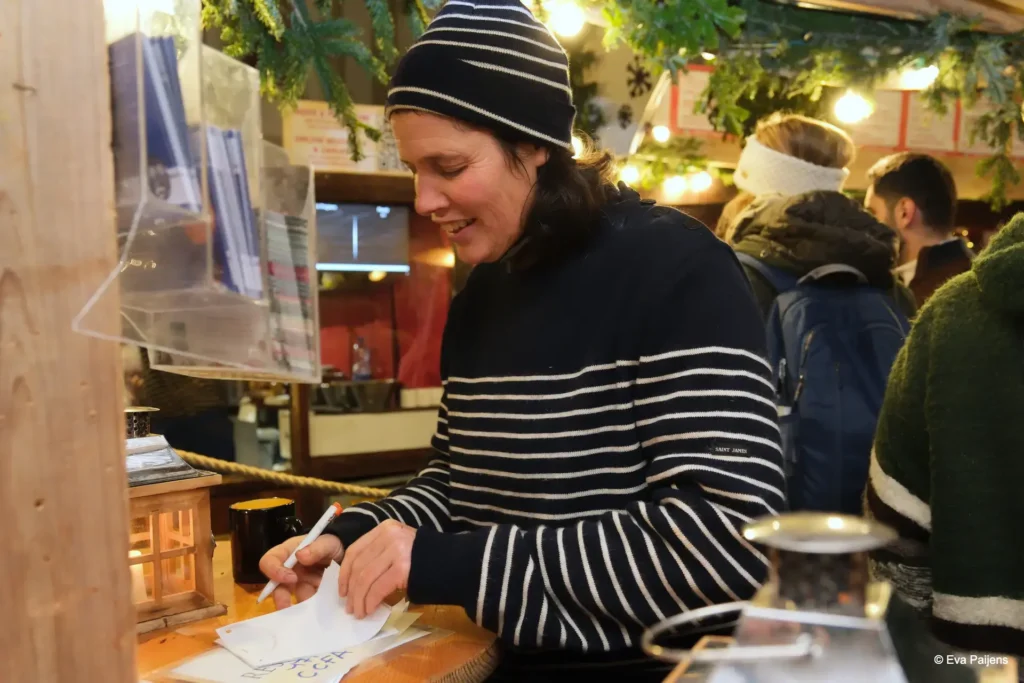 Punschabend mit der Cr&ecirc;perie Mobile @ Weihnachtsmarkt am Karlsplatz (10.12.2025) &ndash; Foto 37