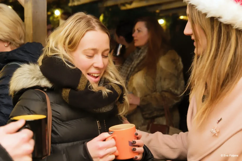Punschabend mit der Cr&ecirc;perie Mobile @ Weihnachtsmarkt am Karlsplatz (10.12.2025) &ndash; Foto 39