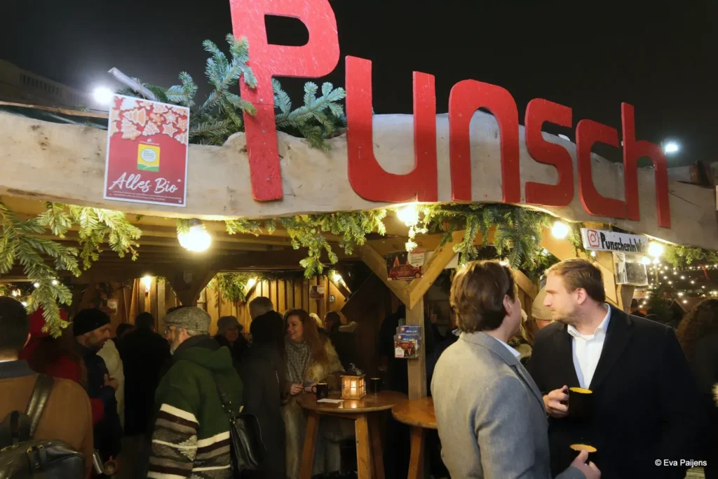 Punschabend mit der Cr&ecirc;perie Mobile @ Weihnachtsmarkt am Karlsplatz (10.12.2025) &ndash; Foto 40