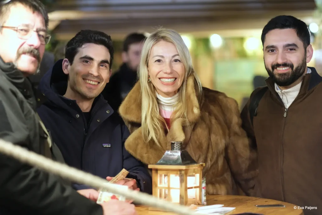 Punschabend mit der Cr&ecirc;perie Mobile @ Weihnachtsmarkt am Karlsplatz (10.12.2025) &ndash; Foto 42