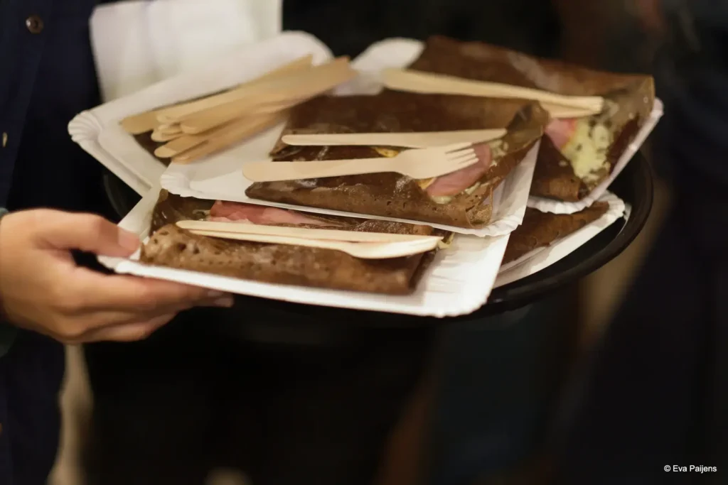 Punschabend mit der Cr&ecirc;perie Mobile @ Weihnachtsmarkt am Karlsplatz (10.12.2025) &ndash; Foto 55