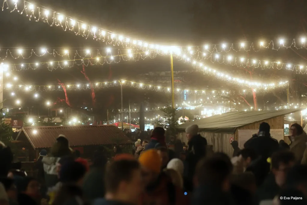 Punschabend mit der Cr&ecirc;perie Mobile @ Weihnachtsmarkt am Karlsplatz (10.12.2025) &ndash; Foto 58