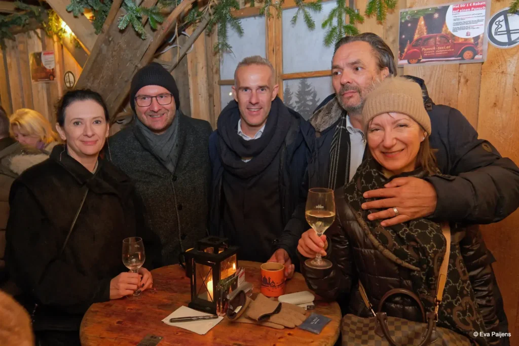 Punschabend mit der Cr&ecirc;perie Mobile @ Weihnachtsmarkt am Karlsplatz (10.12.2025) &ndash; Foto 60