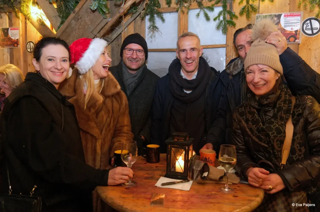 Punschabend mit der Cr&ecirc;perie Mobile @ Weihnachtsmarkt am Karlsplatz (10.12.2025) &ndash; Foto 61