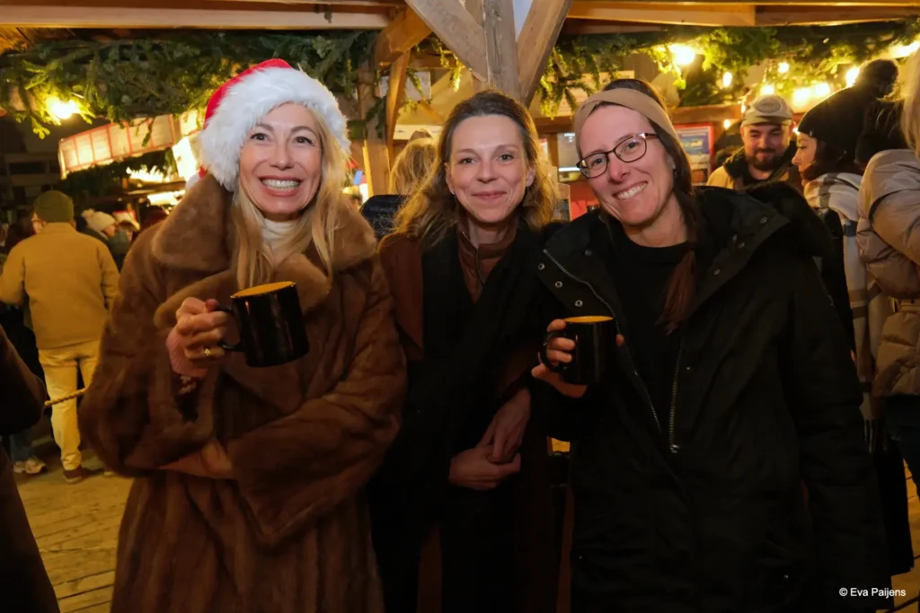 Punschabend mit der Cr&ecirc;perie Mobile @ Weihnachtsmarkt am Karlsplatz (10.12.2025) &ndash; Foto 62