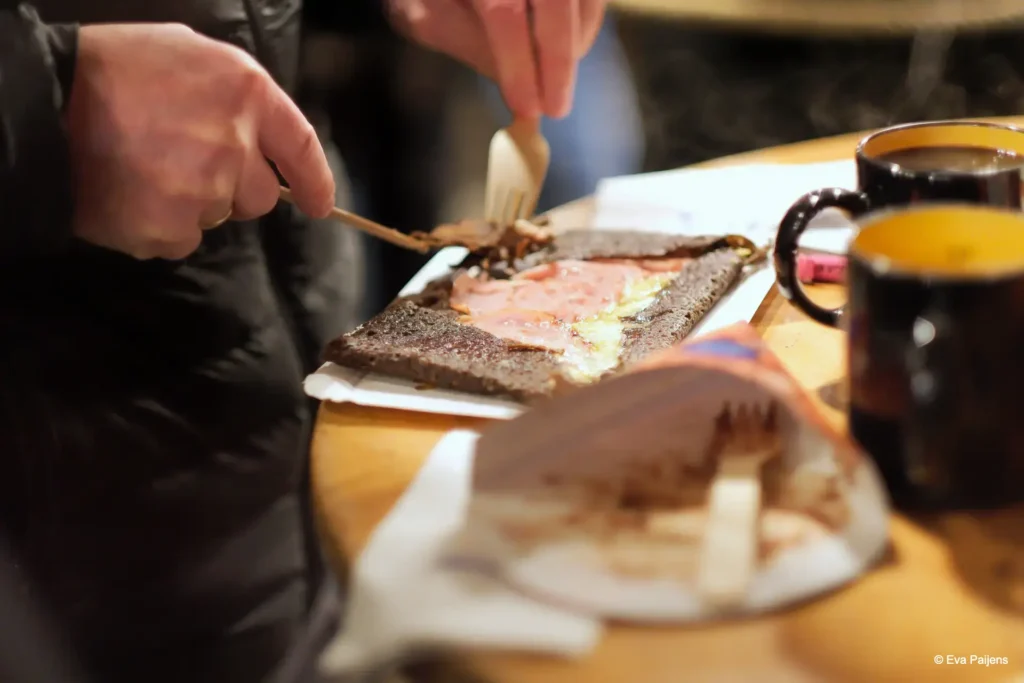 Punschabend mit der Cr&ecirc;perie Mobile @ Weihnachtsmarkt am Karlsplatz (10.12.2025) &ndash; Foto 69