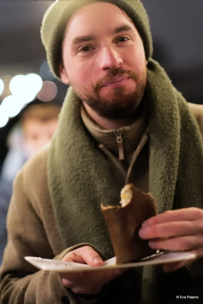 Punschabend mit der Cr&ecirc;perie Mobile @ Weihnachtsmarkt am Karlsplatz (10.12.2025) &ndash; Foto 76