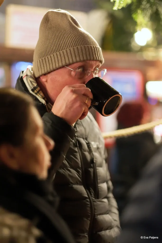 Punschabend mit der Cr&ecirc;perie Mobile @ Weihnachtsmarkt am Karlsplatz (10.12.2025) &ndash; Foto 77