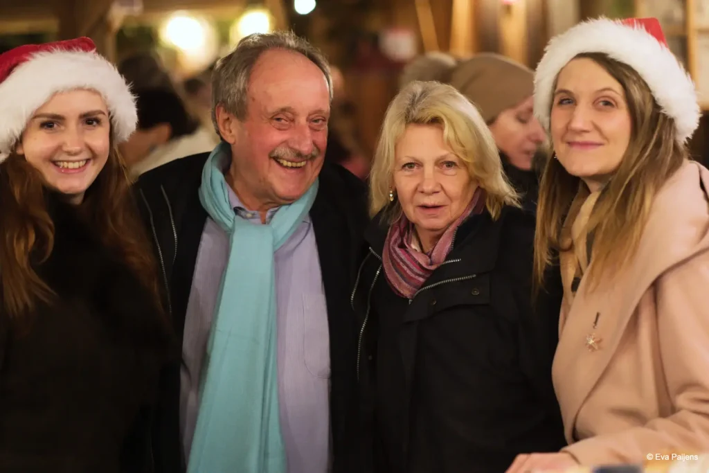 Punschabend mit der Cr&ecirc;perie Mobile @ Weihnachtsmarkt am Karlsplatz (10.12.2025) &ndash; Foto 86