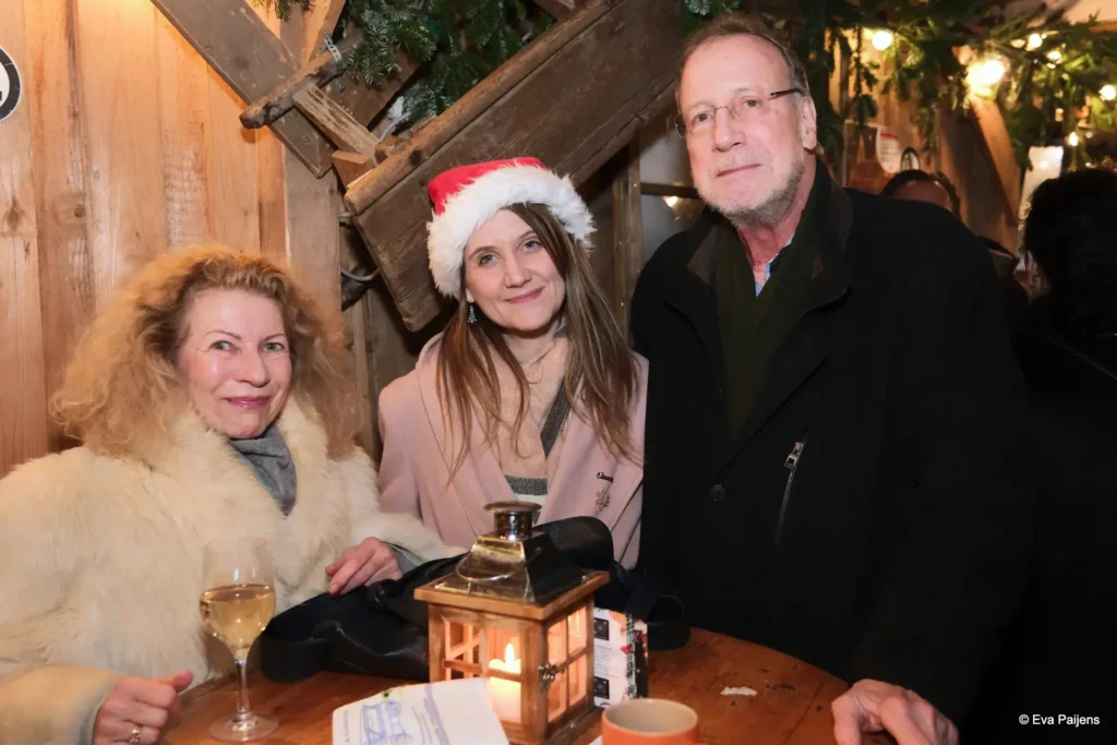 Punschabend mit der Cr&ecirc;perie Mobile @ Weihnachtsmarkt am Karlsplatz (10.12.2025) &ndash; Foto 97