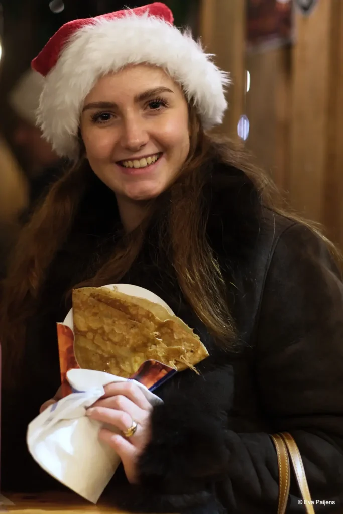 Punschabend mit der Cr&ecirc;perie Mobile @ Weihnachtsmarkt am Karlsplatz (10.12.2025) &ndash; Foto 103